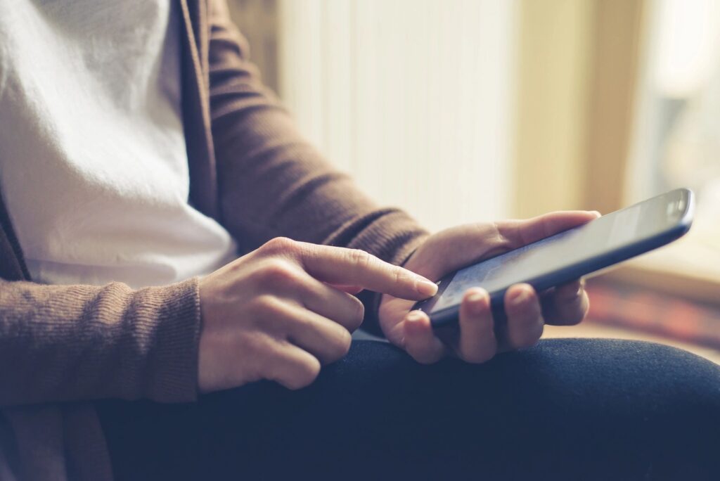 hand using smartphone